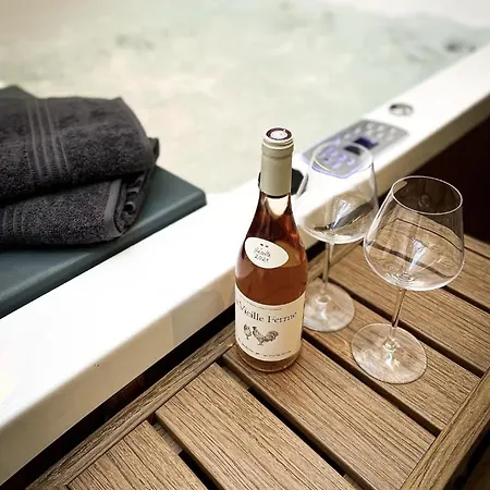 Luxueuse Avec Jardin Privatif Et Jacuzzi Appartamento